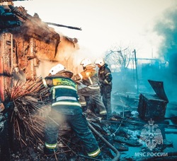 В Приволжском районе горели дачный дом и хозяйственные постройки 