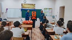 Инспекторы ГИМС учат школьников Приволжского района безопасности на льду