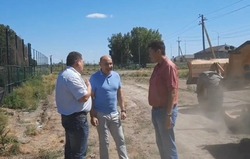 Глава Приволжского района проверил ход уборки территории села Бирюковка
