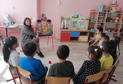 Юные приволжане вручают георгиевские ленточки и говорят о Родине 