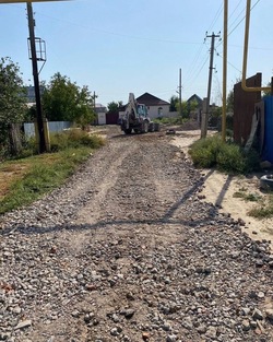 В Приволжском районе продолжают укреплять грунтовые дороги 