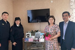 Сотрудники Приволжского ОМВД посетили матерей сотрудников, погибших на СВО