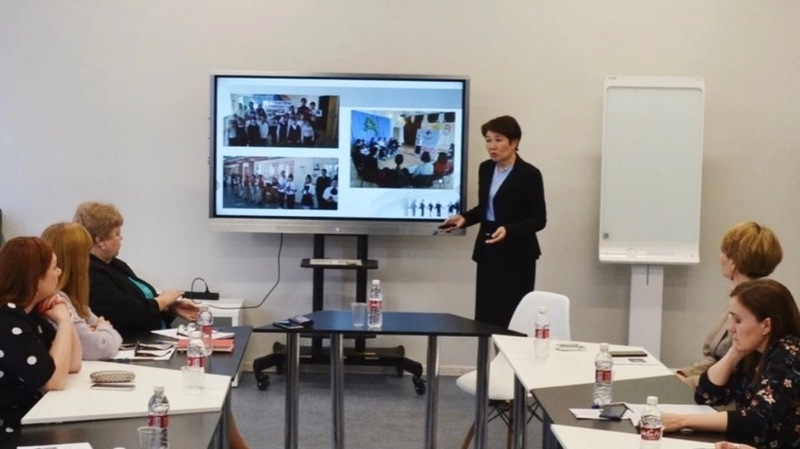 Учитель делится опытом фото. Радостный учитель. Современный педагог. Педагоги делятся опытом работы. Переговоры женщины.