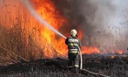 На территории Приволжского района горит камыш