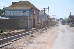 В селе Три Протока благоустраивают пешеходную дорожку 