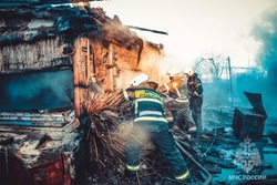 В приволжском селе загорелась хозяйственная постройка 