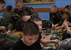 В Приволжском районе кадеты изготавливают маскировочные сети