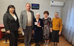 В Приволжском районе продолжают вручать юбилейные медали 