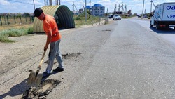 В селе Карагали обновляют дорогу на центральной улице 