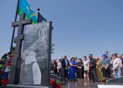 В селе Растопуловка установили памятник приволжанину Александру Выгуляру