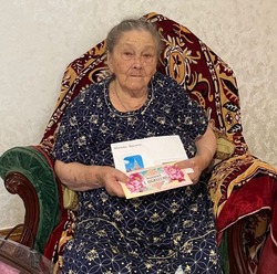 Приволжские соцработники поздравили жительницу района с 95-летним юбилеем