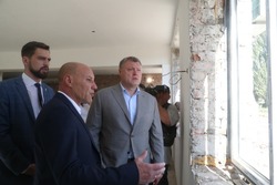 Астраханский губернатор осмотрел ход ремонта в школе Приволжского района 